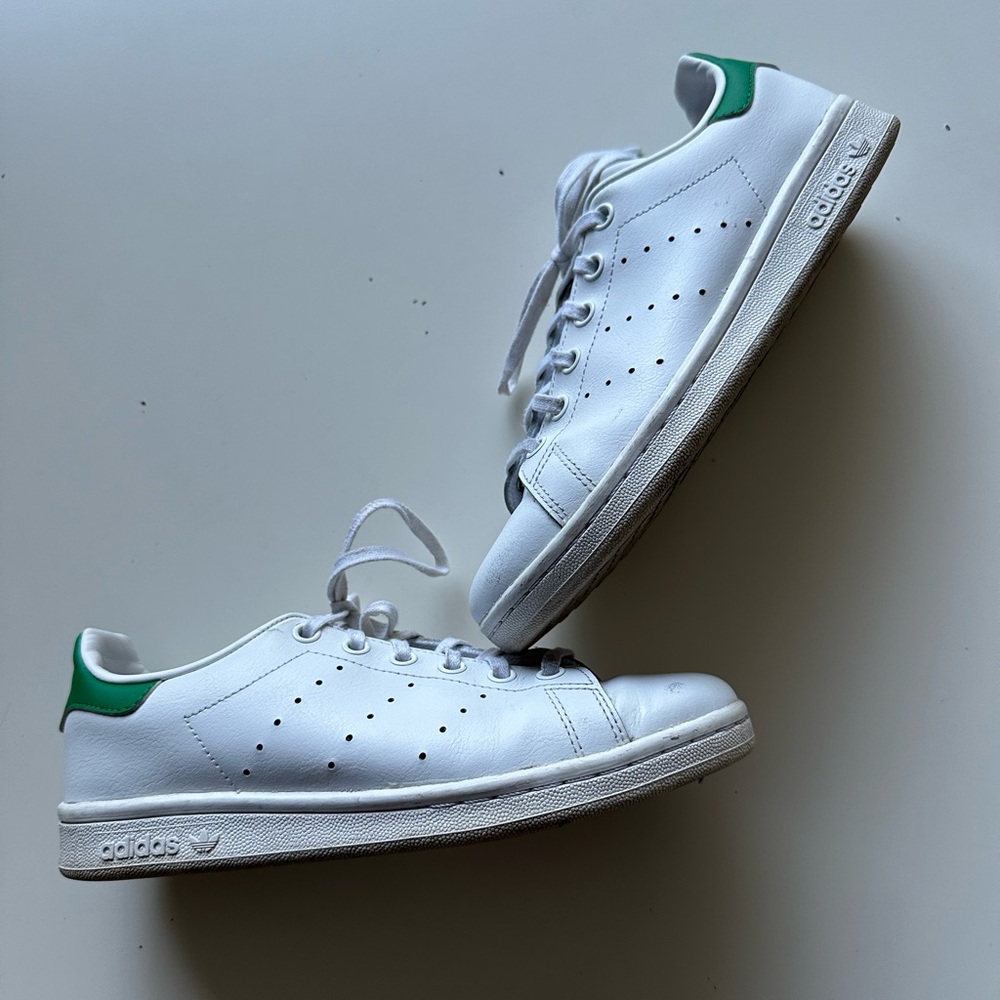 ADIDAS STAN SMITH. Size 5M/6W